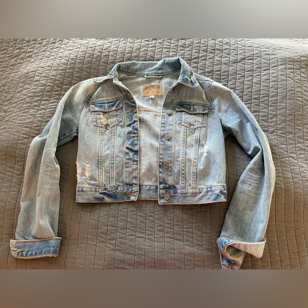 Womens hollister jean jacket - size small - no damage